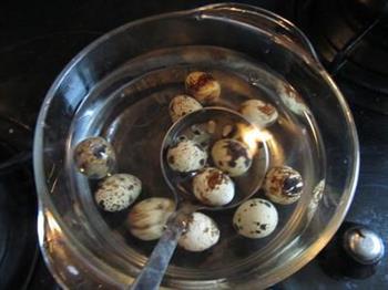 口蘑鹌鹑蛋烧肉的做法步骤2
