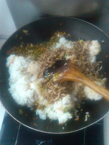 酸豇豆炒米的做法步骤8