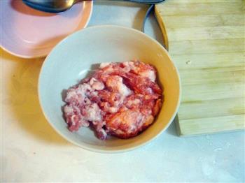 猪扒治 芝士蛋 金枪鱼沙拉 猪肉碎沙拉的做法步骤1