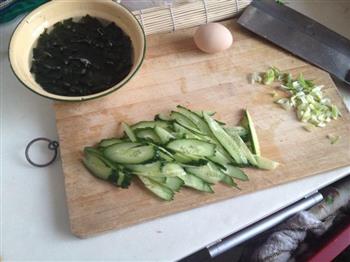 螺旋藻黄瓜疙瘩汤的做法图解1