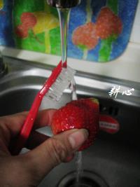 鲜榨草莓汁的做法图解3