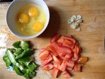 青椒番茄炒蛋的做法步骤1