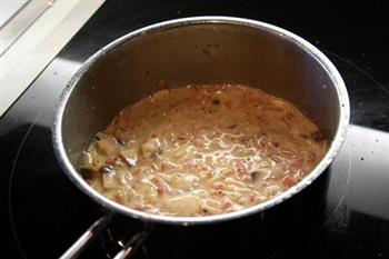 水煮三文鱼配培根洋葱奶油酱汁的做法步骤3