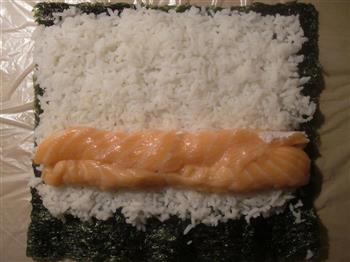 三文鱼饭团&三文鱼寿司卷的做法步骤2