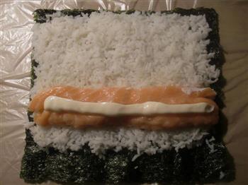 三文鱼饭团&三文鱼寿司卷的做法步骤3