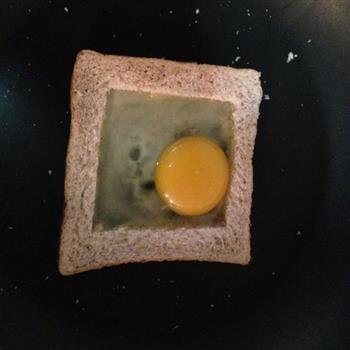美味早餐-鸡蛋吐司汉堡的做法步骤6