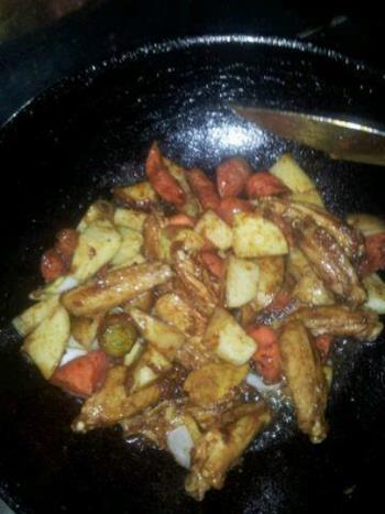 胡萝卜土豆炖鸡翅的做法步骤2