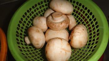 荷兰豆蘑菇炒腊肉的做法步骤2