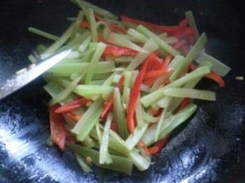 红椒炒莴笋的做法步骤3