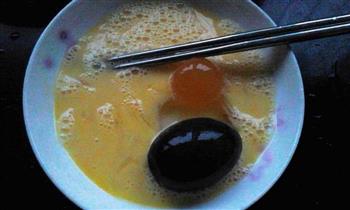 皮蛋咸蛋蒸鸡蛋的做法步骤2