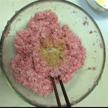 虾肉水煎饺的做法步骤2