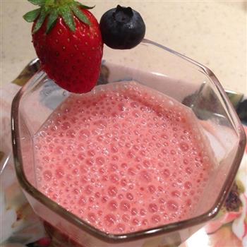 草莓酸奶的做法步骤1