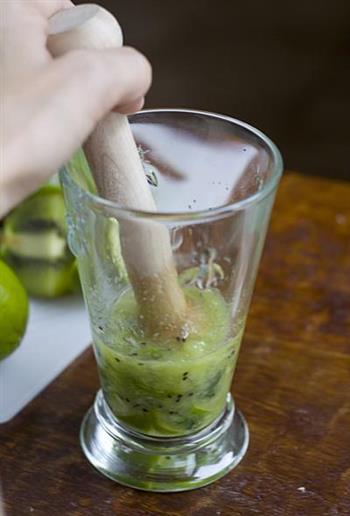 Mojito kiwi 饮料的做法步骤3