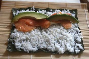 三文鱼寿司卷的做法步骤7