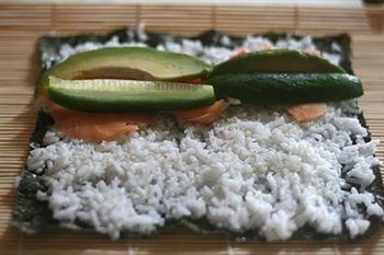 三文鱼寿司卷的做法步骤8