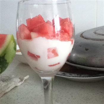 清爽西瓜酸奶杯的做法步骤4