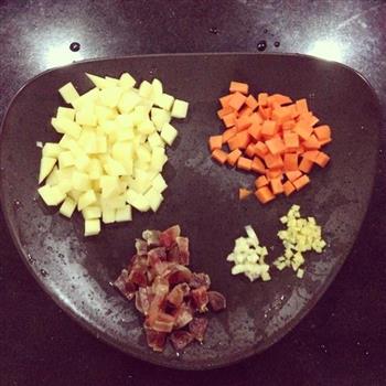 胡萝卜土豆香肠焖饭的做法步骤1