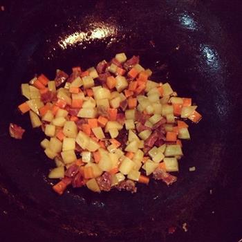 胡萝卜土豆香肠焖饭的做法步骤2