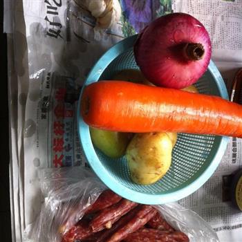 胡萝卜香肠土豆焖饭的做法步骤1