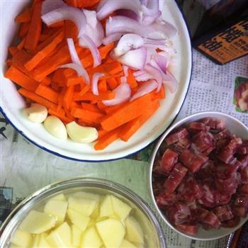 胡萝卜香肠土豆焖饭的做法步骤2