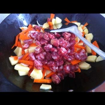 胡萝卜香肠土豆焖饭的做法步骤3