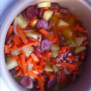 胡萝卜香肠土豆焖饭的做法步骤5