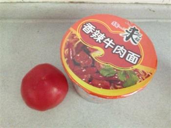 懒人吃货必备-简单快速的酸辣西红柿牛肉面的做法步骤1