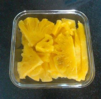 冰镇糖水菠萝的做法步骤1