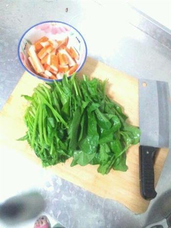 家常菜，菠菜炒蟹柳的做法步骤1