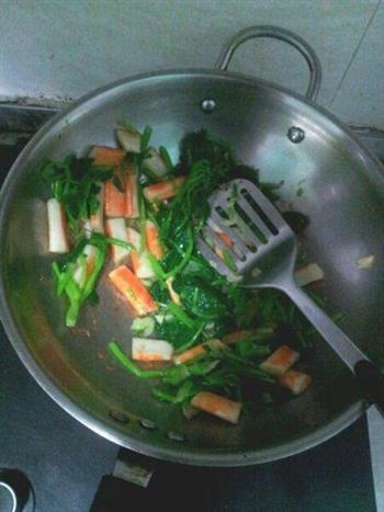 家常菜，菠菜炒蟹柳的做法步骤6