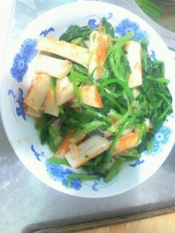 家常菜，菠菜炒蟹柳的做法步骤7