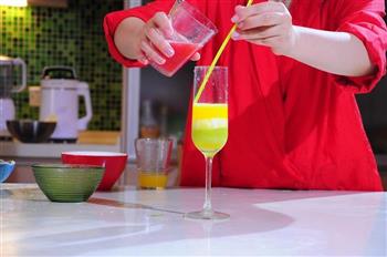 彩虹果汁 丰富补充微量元素的做法步骤12