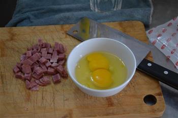 培根鸡蛋三明治的做法步骤2