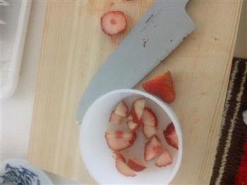 草莓酸奶冰沙的做法步骤1