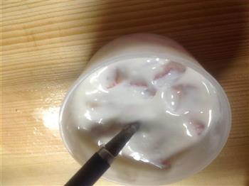 草莓酸奶冰沙的做法步骤3