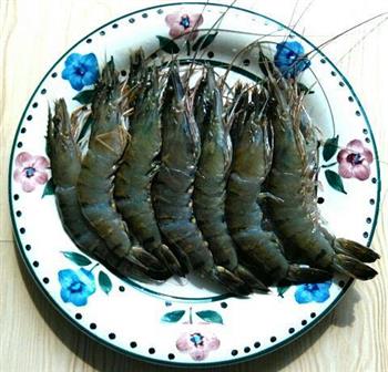 香酥凤尾虾的做法步骤1