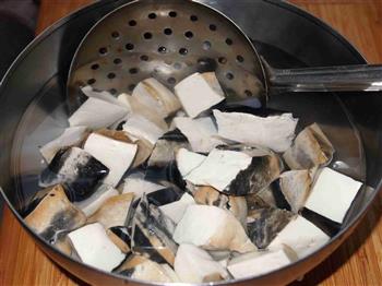 臭味相投-臭豆腐肥肠煲的做法步骤4