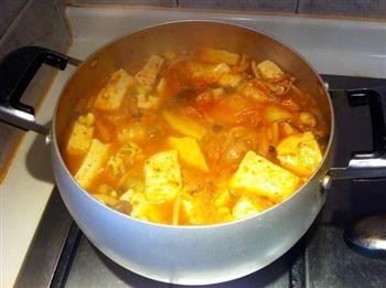韩式泡菜海鲜豆腐菌菇汤的做法步骤3