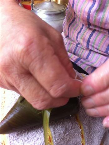 家庭自制糯米红豆粽子的做法步骤10