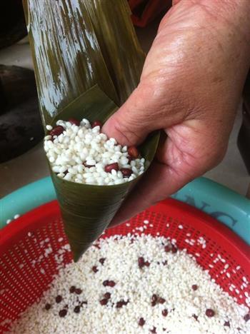 家庭自制糯米红豆粽子的做法步骤5