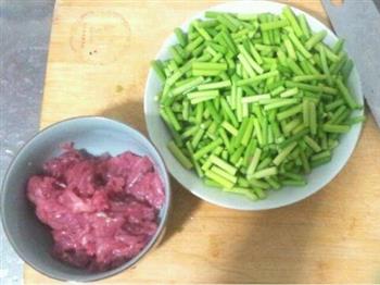 家常菜，蒜苔肉丝的做法步骤1