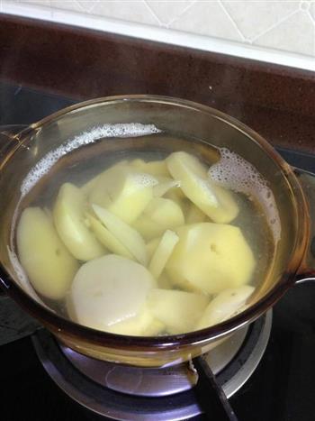 土豆泥卷心菜洋葱培根春卷饼的做法步骤1