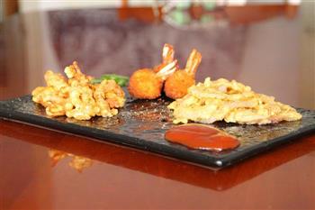 拼盘三侠-黄金凤尾虾，鱿鱼须，洋葱圈的做法步骤4