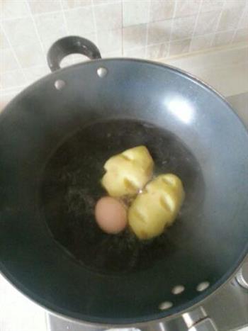 土豆鸡蛋色拉的做法图解1