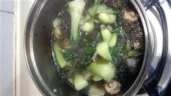 油菜木耳丸子汤的做法步骤6