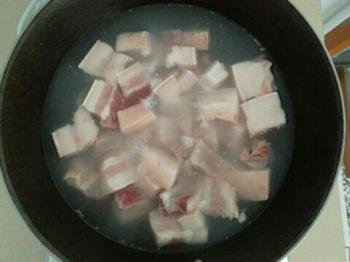家里的红烧肉炖土豆的做法步骤1