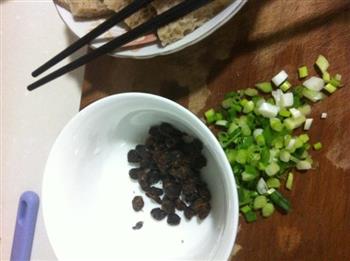 豆豉炒面筋的做法步骤2