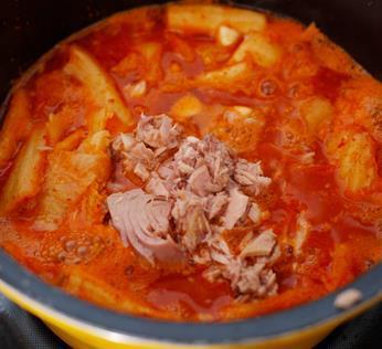 超美味正宗韩国金枪鱼豆腐泡菜锅的做法图解3