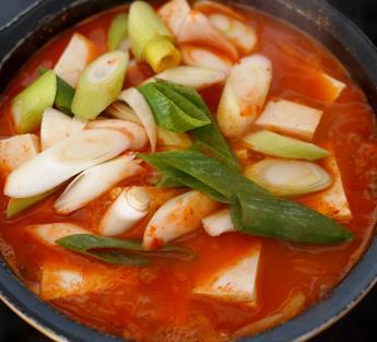 超美味正宗韩国金枪鱼豆腐泡菜锅的做法图解5
