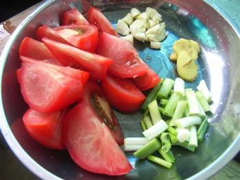 番茄蒜头猪肝汤的做法步骤2